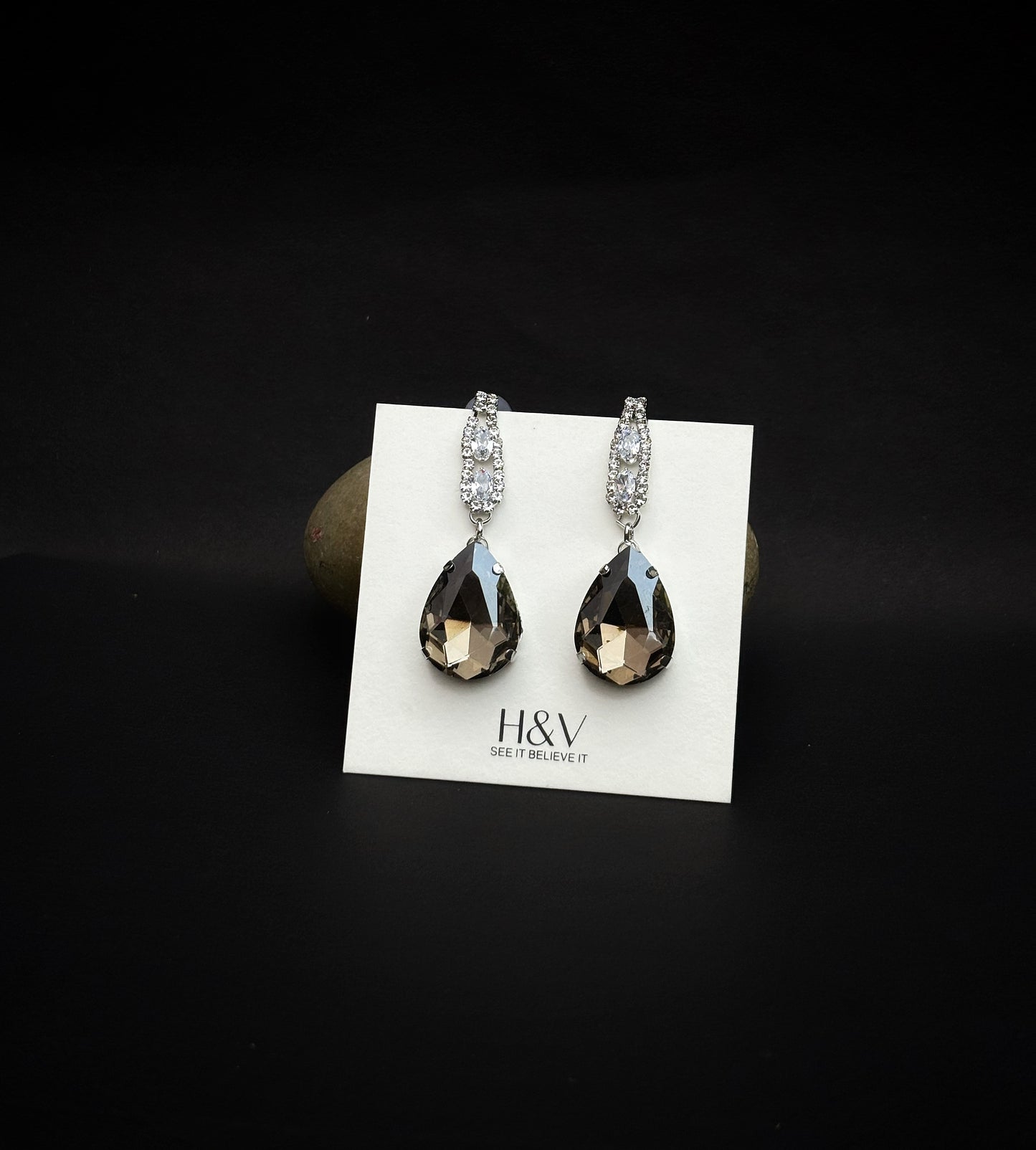 A Beautiful Luxurious earrings by hvjewellery.in