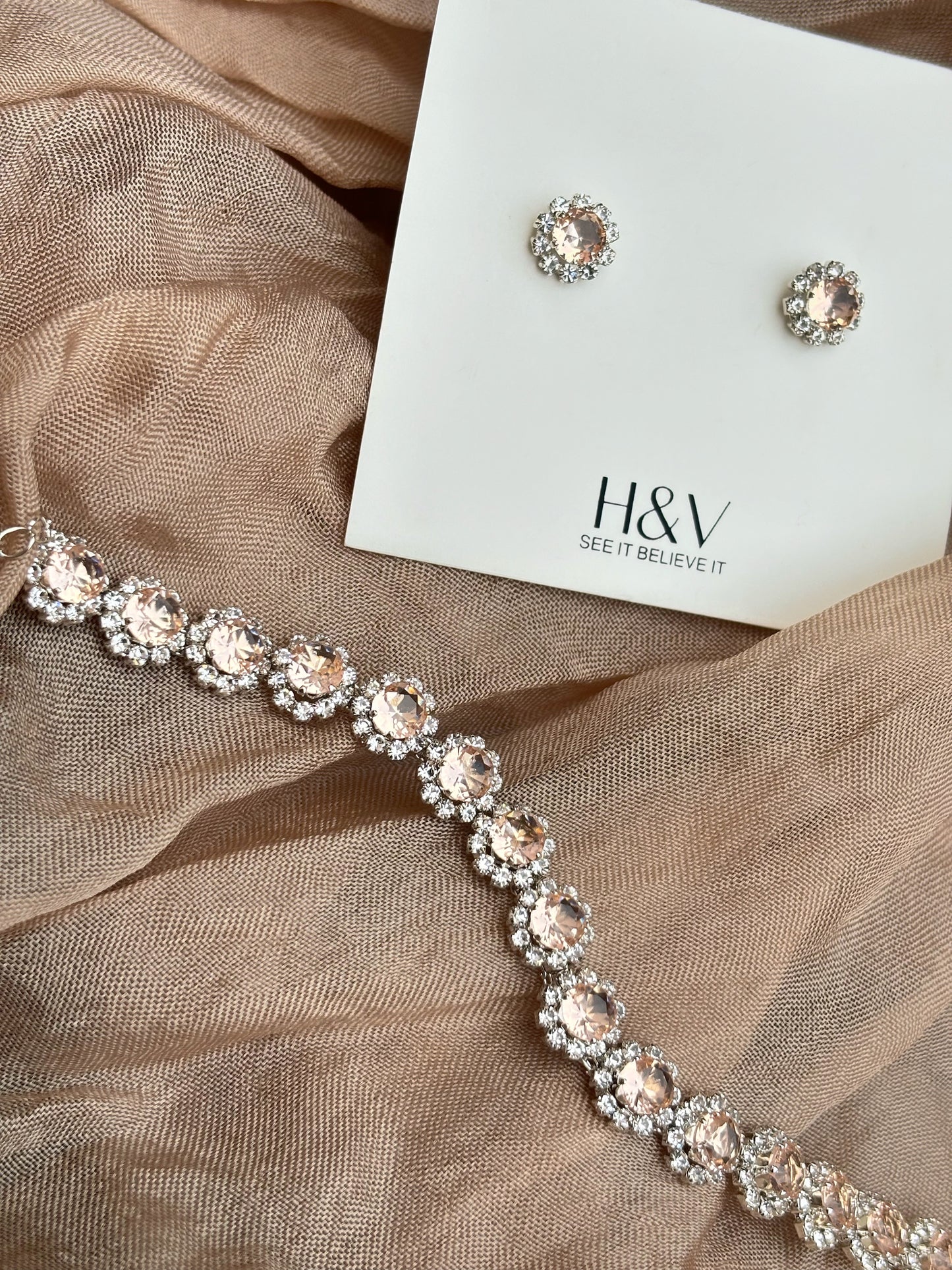 A diamond choker by hvjewellery.in