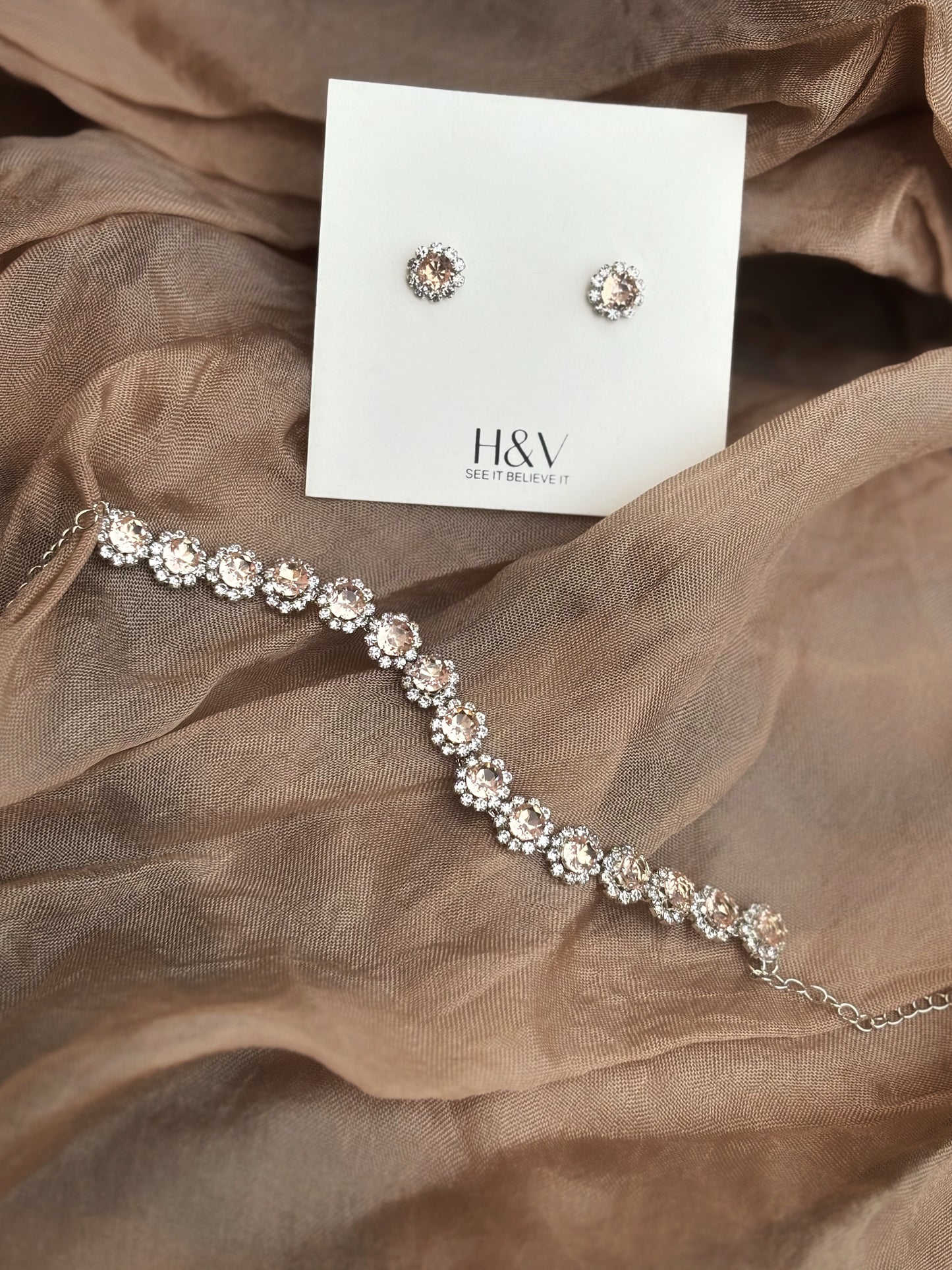 A diamond choker by hvjewellery.in